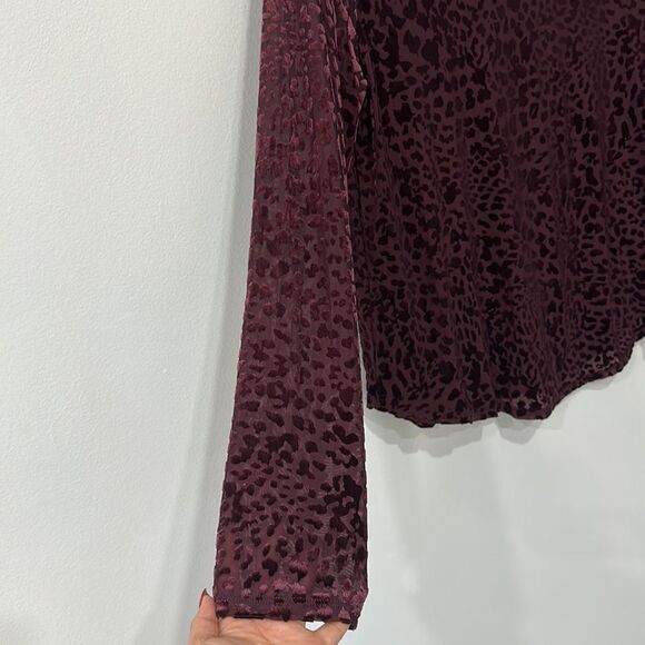 Simply Vera VeraWang Women's Top Burgundy Velvet Leopard Print Long Sleeve Sz L - Picture 4 of 13